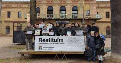 Èxit de la plataforma Restituïm: el ple vota que la plaça del Virrei Amat es torni a dir Salvat-Papasseit